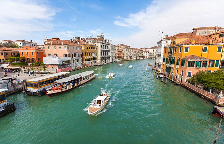 Due viaggi in uno: Islandair si espande con Venezia, Edimburgo e Málaga