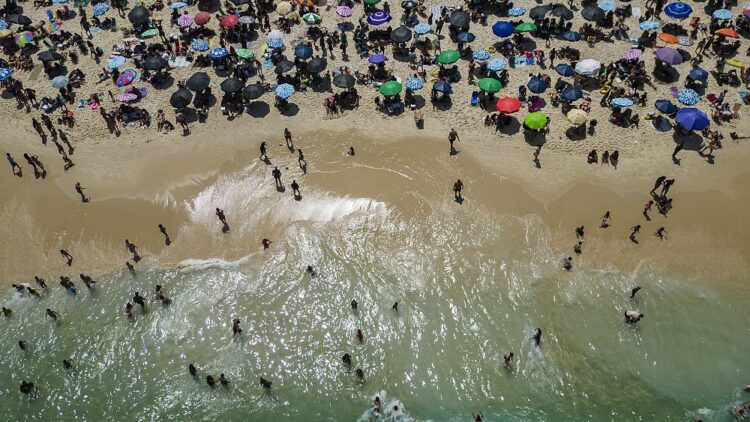Swimmers return to Rio de Janeiro's beaches thanks to the successful cleanup operation