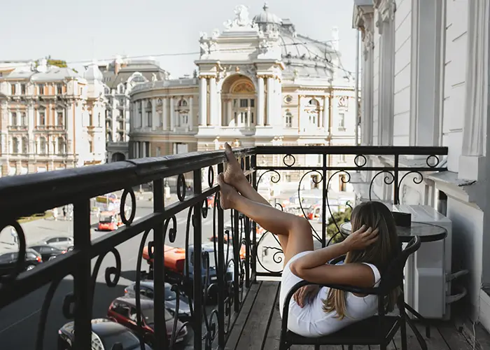 Guida a vivere come un locale in appartamenti temporanei durante il viaggio