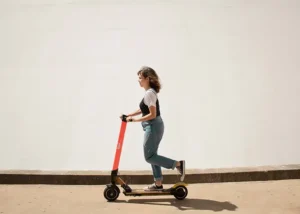 Viaggio eco-friendly: scooter elettrici come alternativa alle auto in città turistiche