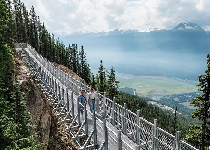 Guida a Revelstoke Mountain Resort: avventura estiva e il nuovo Skywalk